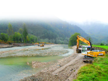 Excavadora de ruedas en obra fluvial - Maquinaria de Excade
