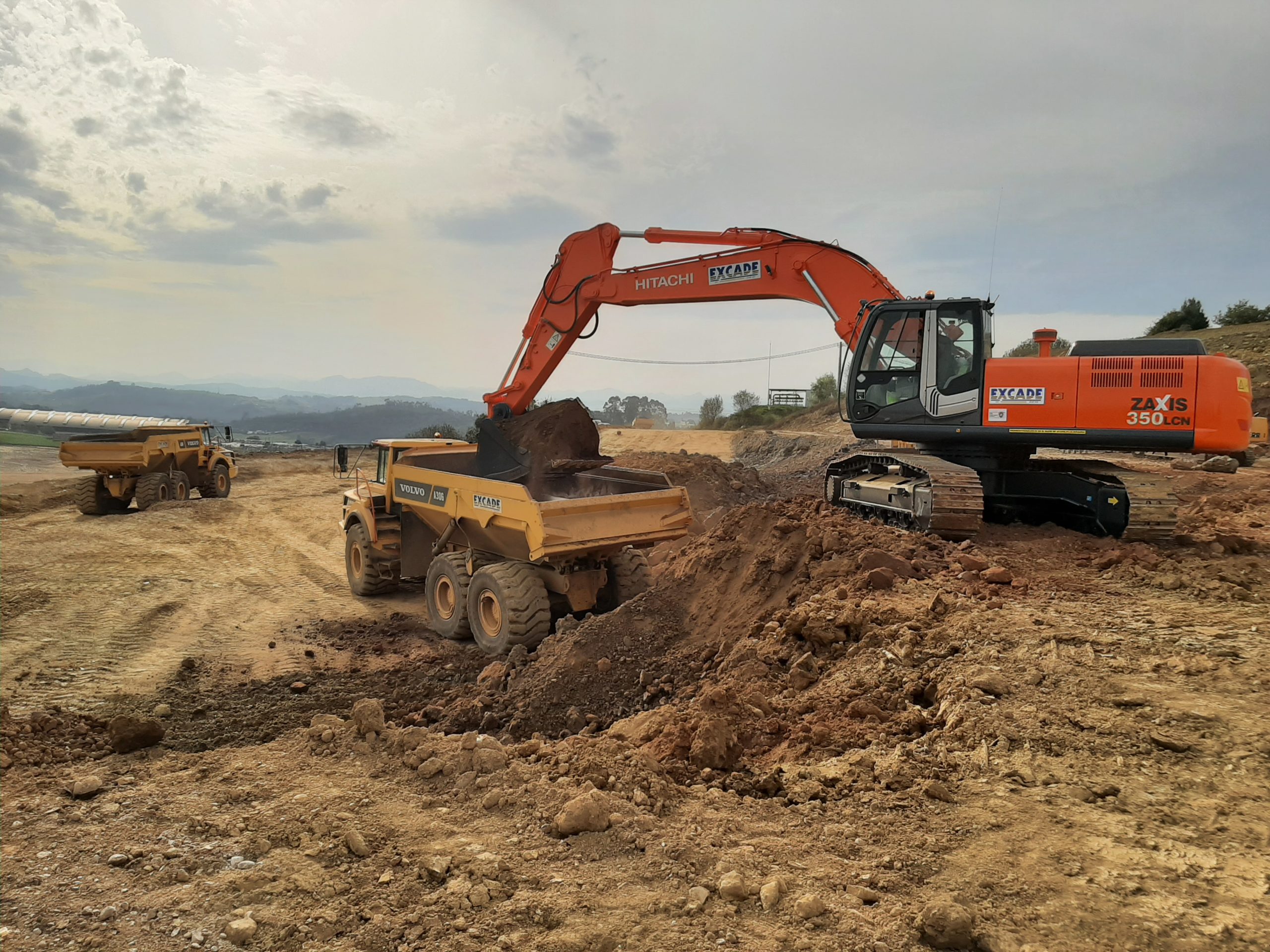 Excade realiza una obra de movimiento de tierras con excavadora y dumper en Asturias