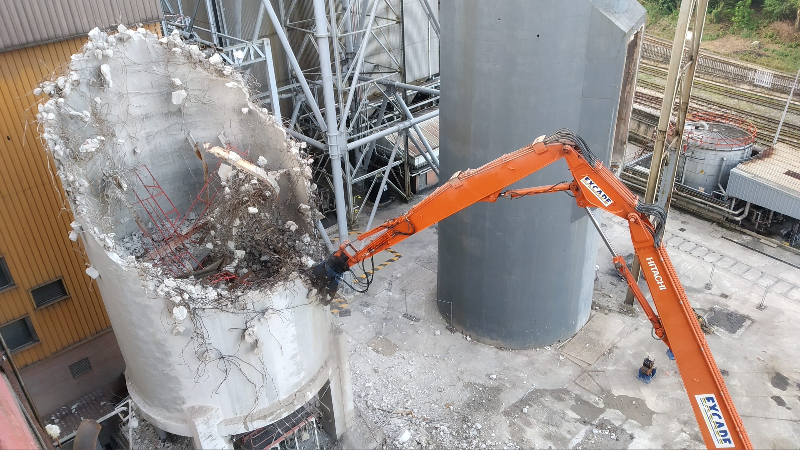 Demolición con excavadora de largo alcance un silo de ceniza en Asturias