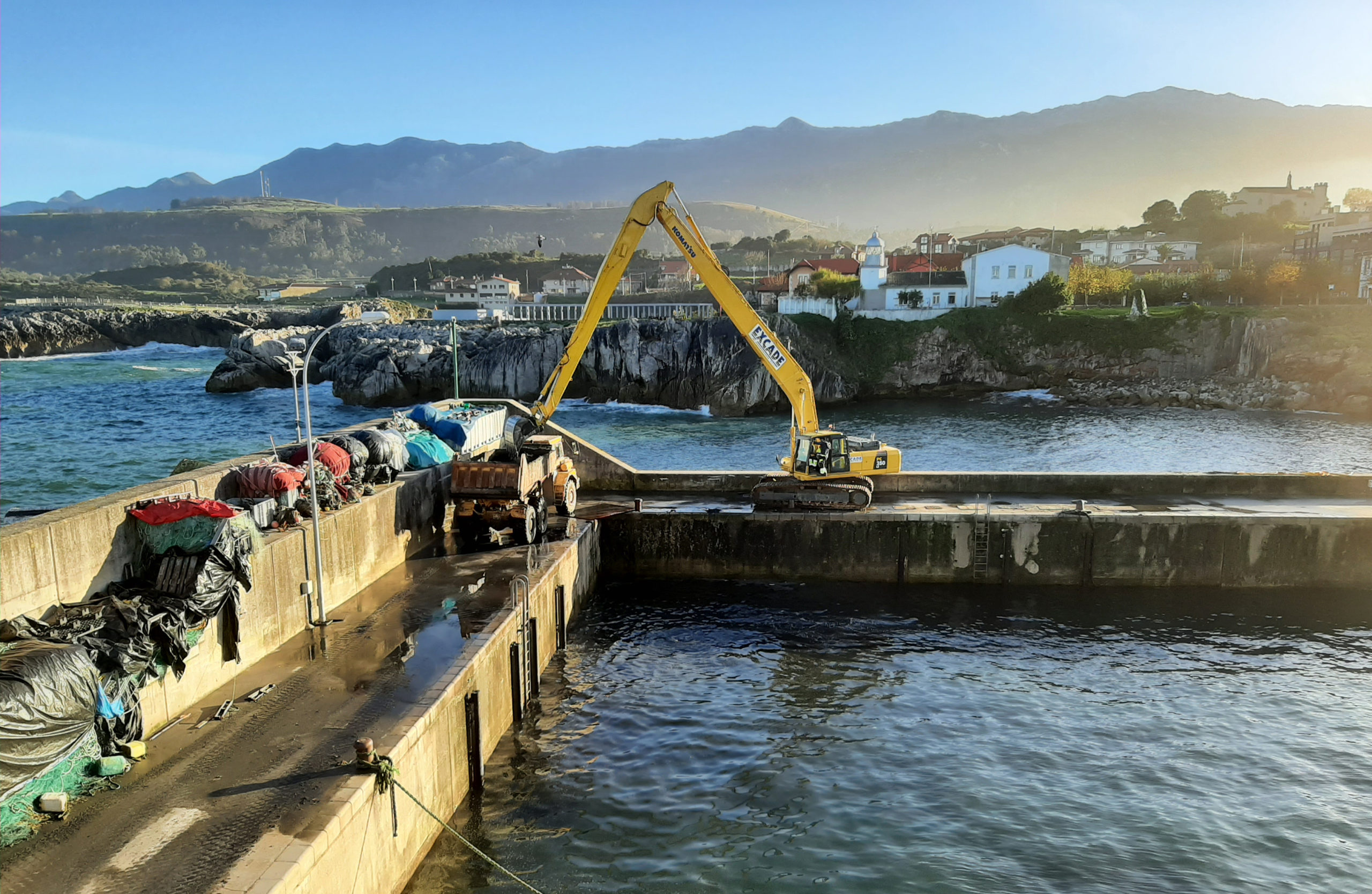 Excade realizada un dragado del puerto de Llanes con excavadora de largo alcance