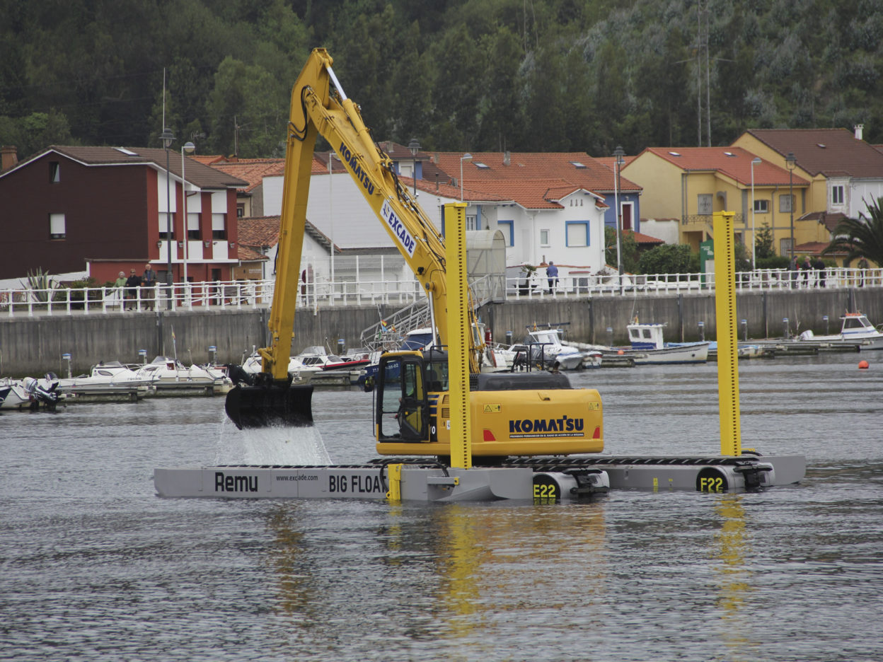 komatsu-remu-bigfloat-dragando-agua