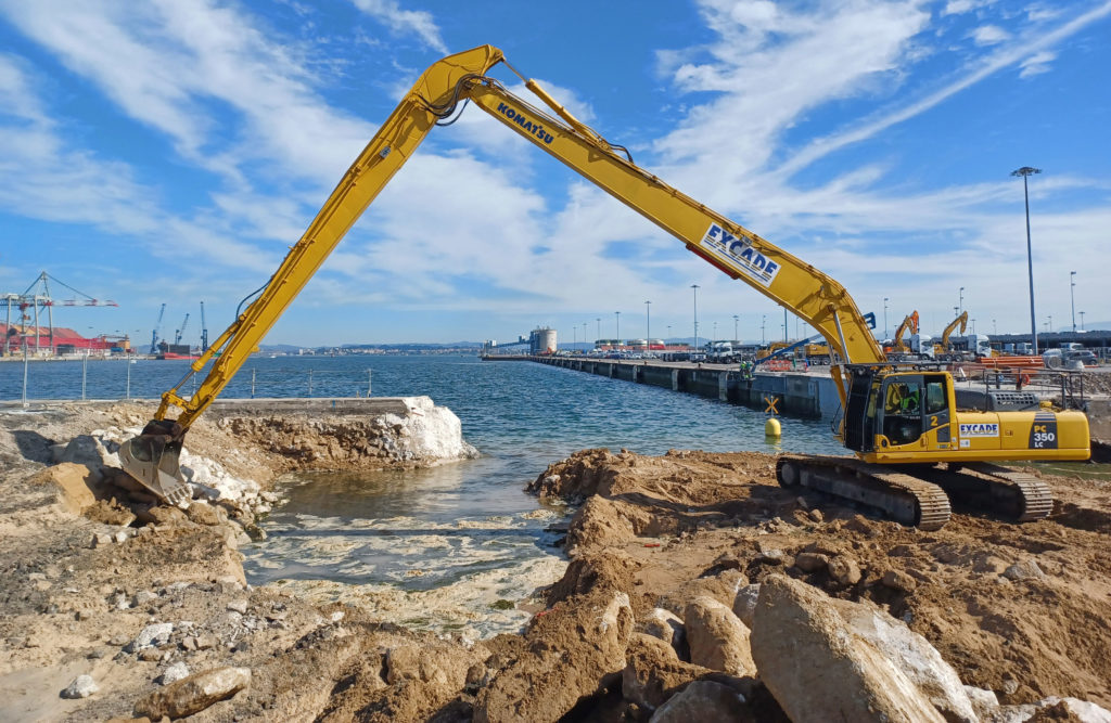 Excavadora de largo alcance en obra del puerto de Santander