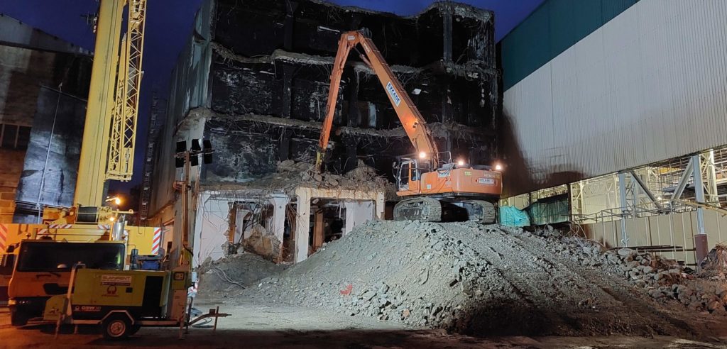 nave-derribo-hitachi-demolicion-excade
