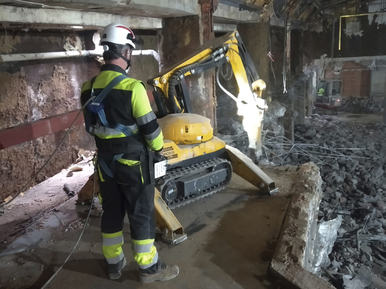 robot-demolicion-brokk-trabajando-en-interior