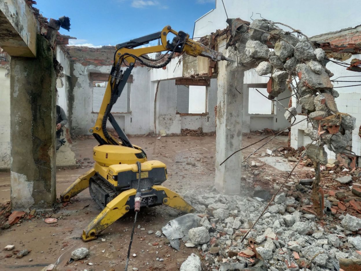 robot-demolicion-brokk-excade-edificio