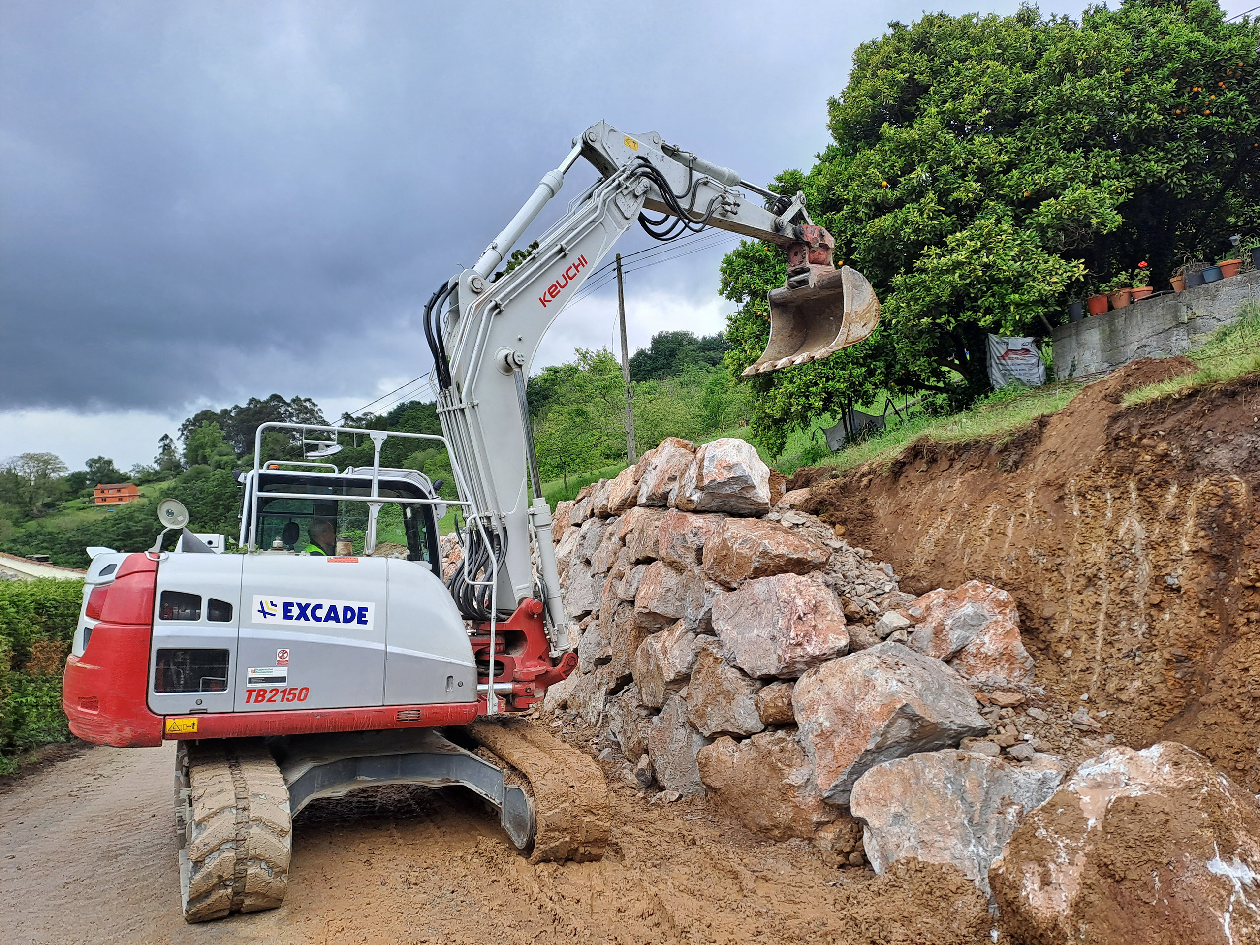 mini-retroexcavadora-takeuchi-colocacion-escollera